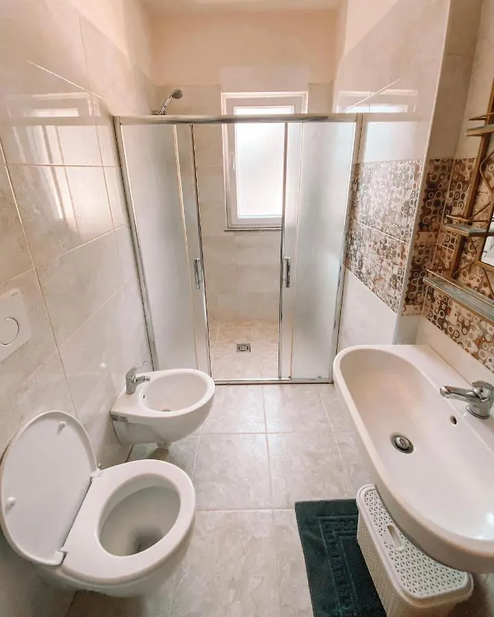 Cozy And Spacious Two Bedroom Apartment In Shëngjin אלבניה